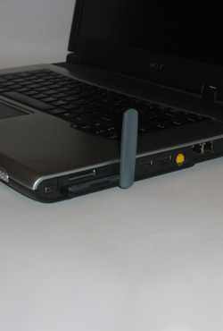 Zdjęcie modemu Sony Ericsson GC75e wpiętego do laptopa.